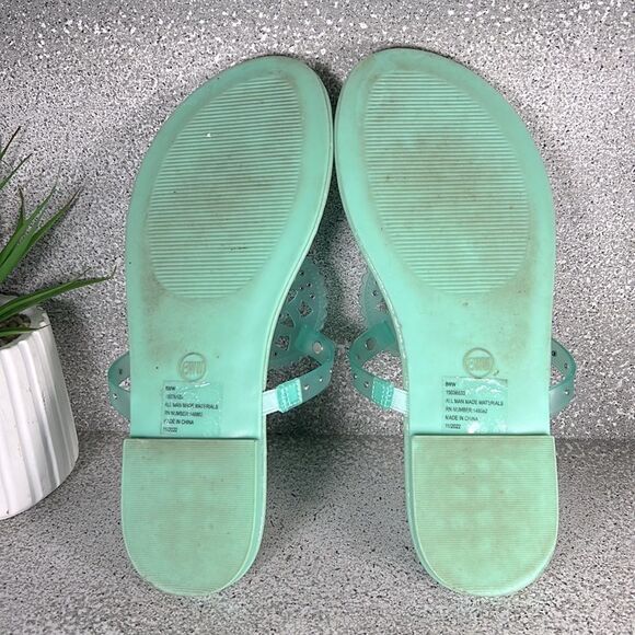 Torrid Medallion T-Strap Sandal (WW) Flip Flops Sandals Size 8 WW - Picture 5 of 7